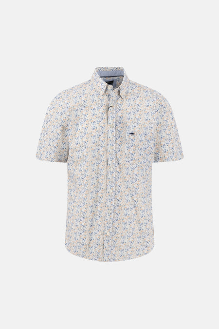 Chemise à manches courtes multicolore de FYNCH-HATTON avec motif floral beige et bleu, col boutonné et logo sur la poitrine.