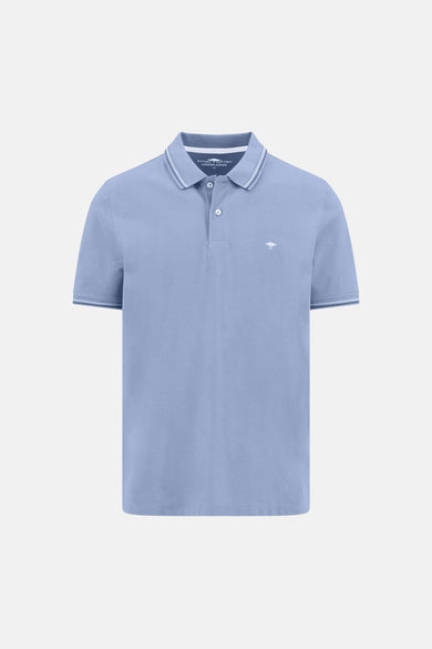Polo bleu en coton piqué de FYNCH-HATTON, avec col et bords de manches rayés blanc, et petit logo arbre blanc brodé.