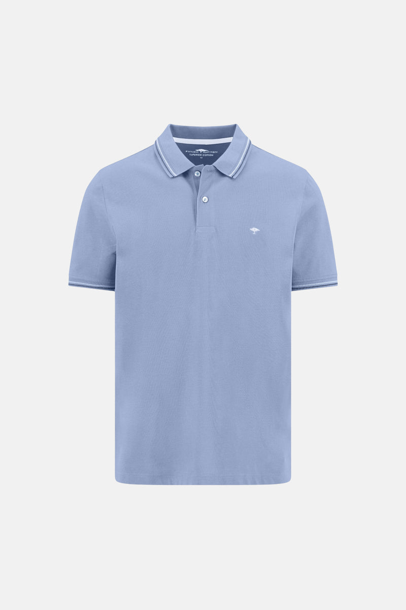 Polo bleu en coton piqué de FYNCH-HATTON, avec col et bords de manches rayés blanc, et petit logo arbre blanc brodé.