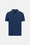Polo bleu marine de FYNCH-HATTON avec col et bords-côtes à double rayures blanches, deux boutons et petit logo brodé.