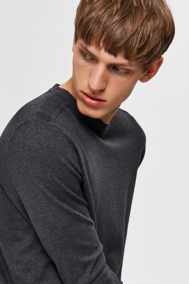 Pull col rond gris de SELECTED, en maille fine.