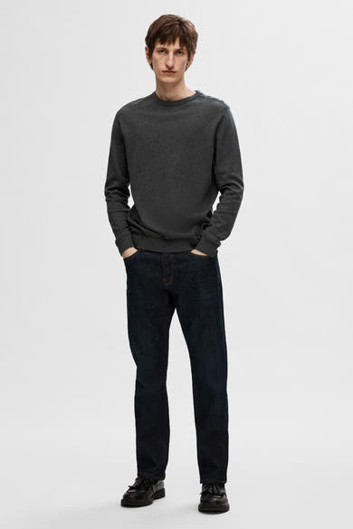 Pull gris de SELECTED, porté avec un jean bleu foncé et des chaussures noires à glands.