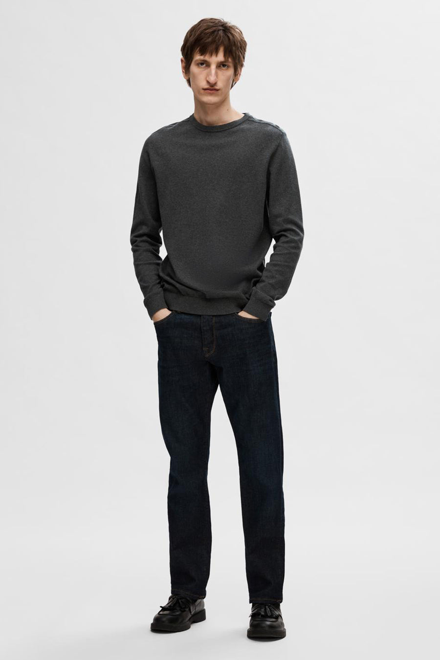 Pull gris de SELECTED, porté avec un jean bleu foncé et des chaussures noires à glands.