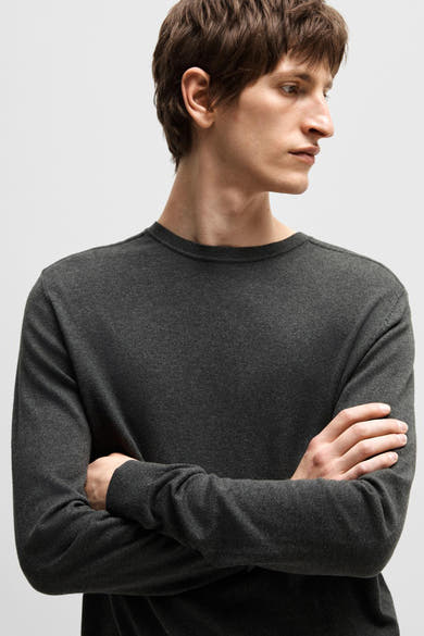 Pull gris de SELECTED, avec manches longues et texture fine.