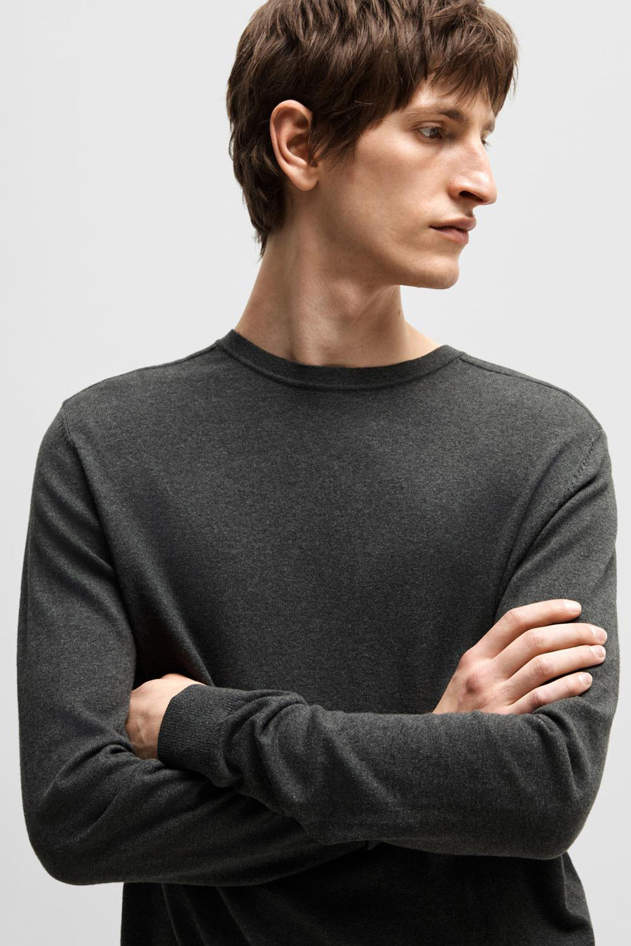 Pull gris de SELECTED, avec manches longues et texture fine.