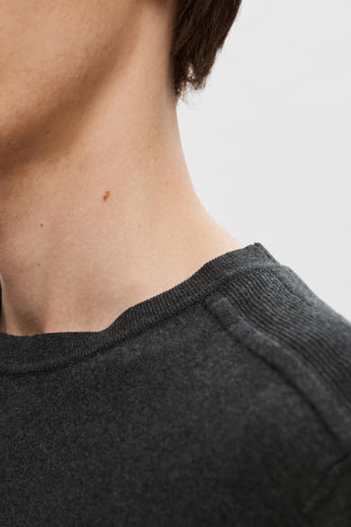 Pull col rond gris de SELECTED, présentant une texture fine et un détail discret au niveau de l'encolure.
