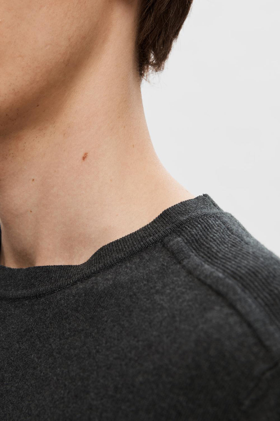 Pull col rond gris de SELECTED, présentant une texture fine et un détail discret au niveau de l'encolure.

