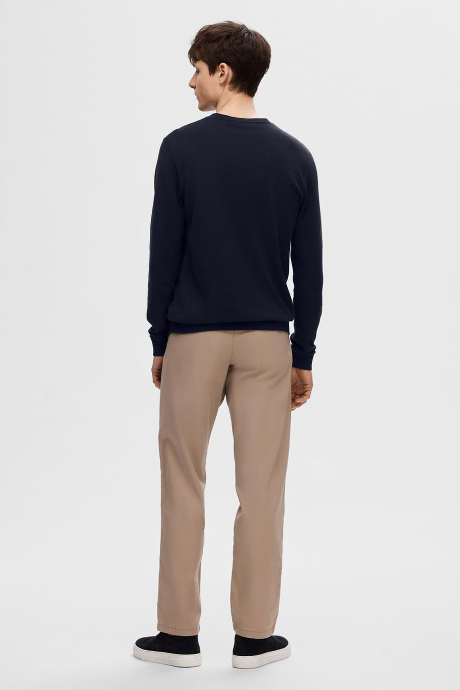 Pull bleu par SELECTED, porté avec un pantalon beige et des chaussures décontractées, vue de dos.