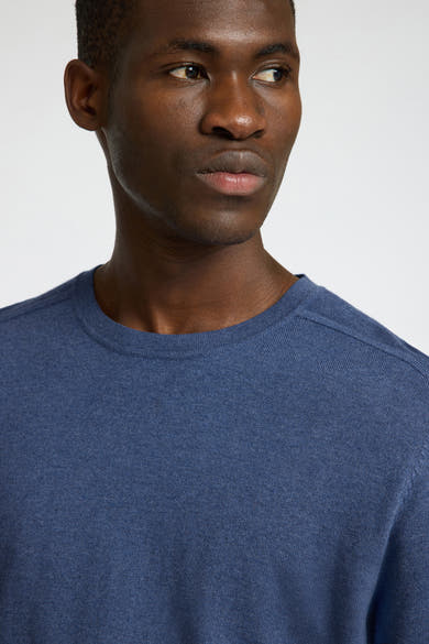 Pull à col rond bleu de SELECTED, en maille fine sur un fond blanc.
