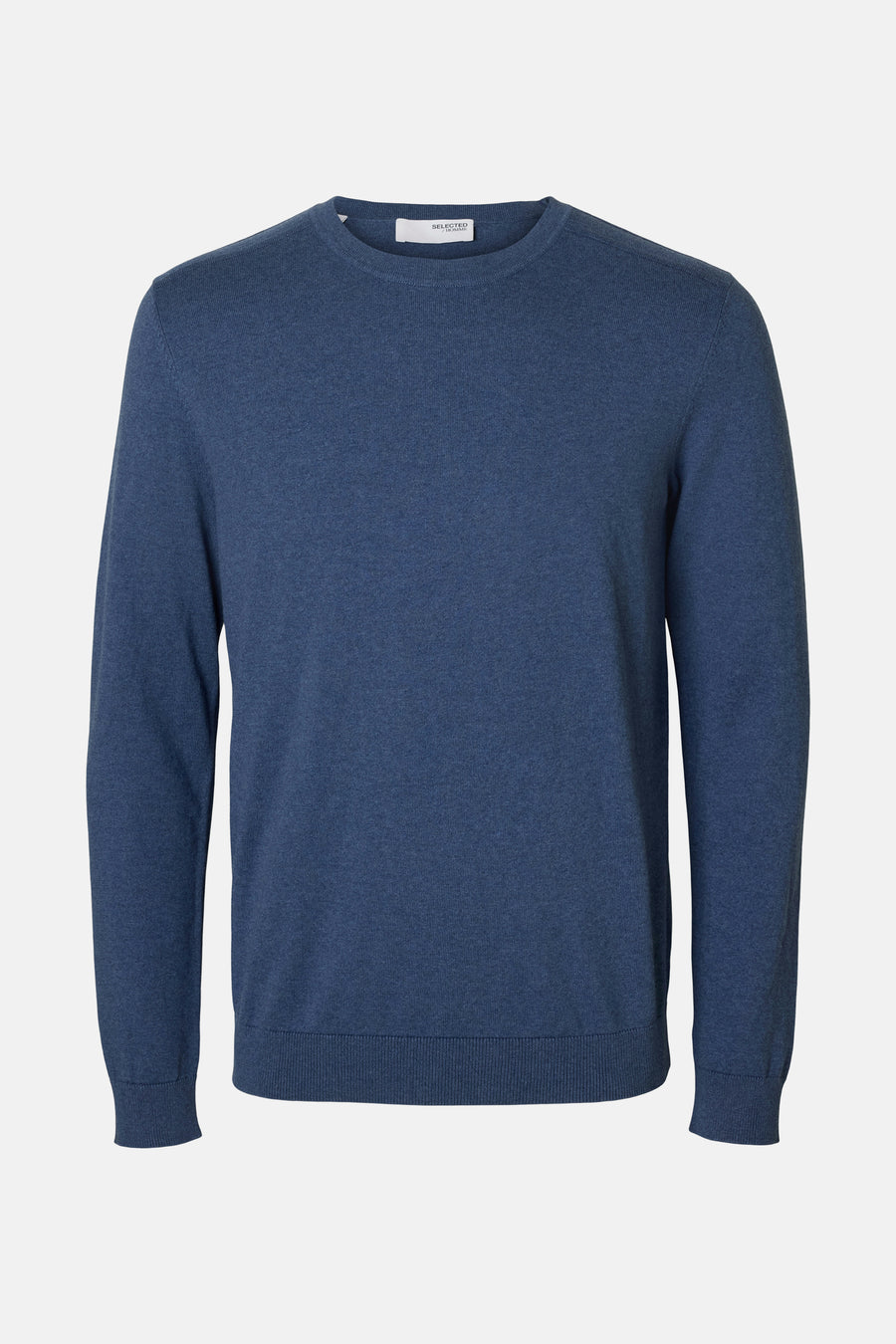 Pull à col rond bleu de SELECTED HOMME, en maille fine, présenté sur fond uni.