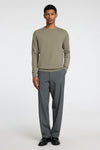 Pull vert de SELECTED, porté avec un pantalon gris et des chaussures noires.
