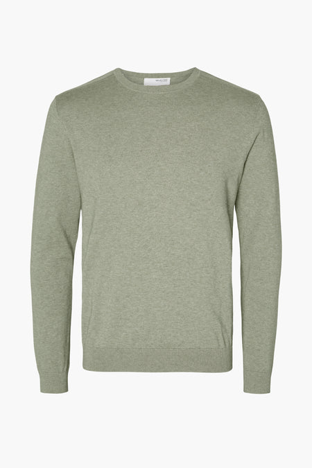 Pull vert en maille de Selected, sur fond uni.