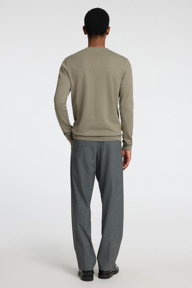 Pull vert SELECTED avec pantalon gris anthracite et chaussures noires, vue de dos.