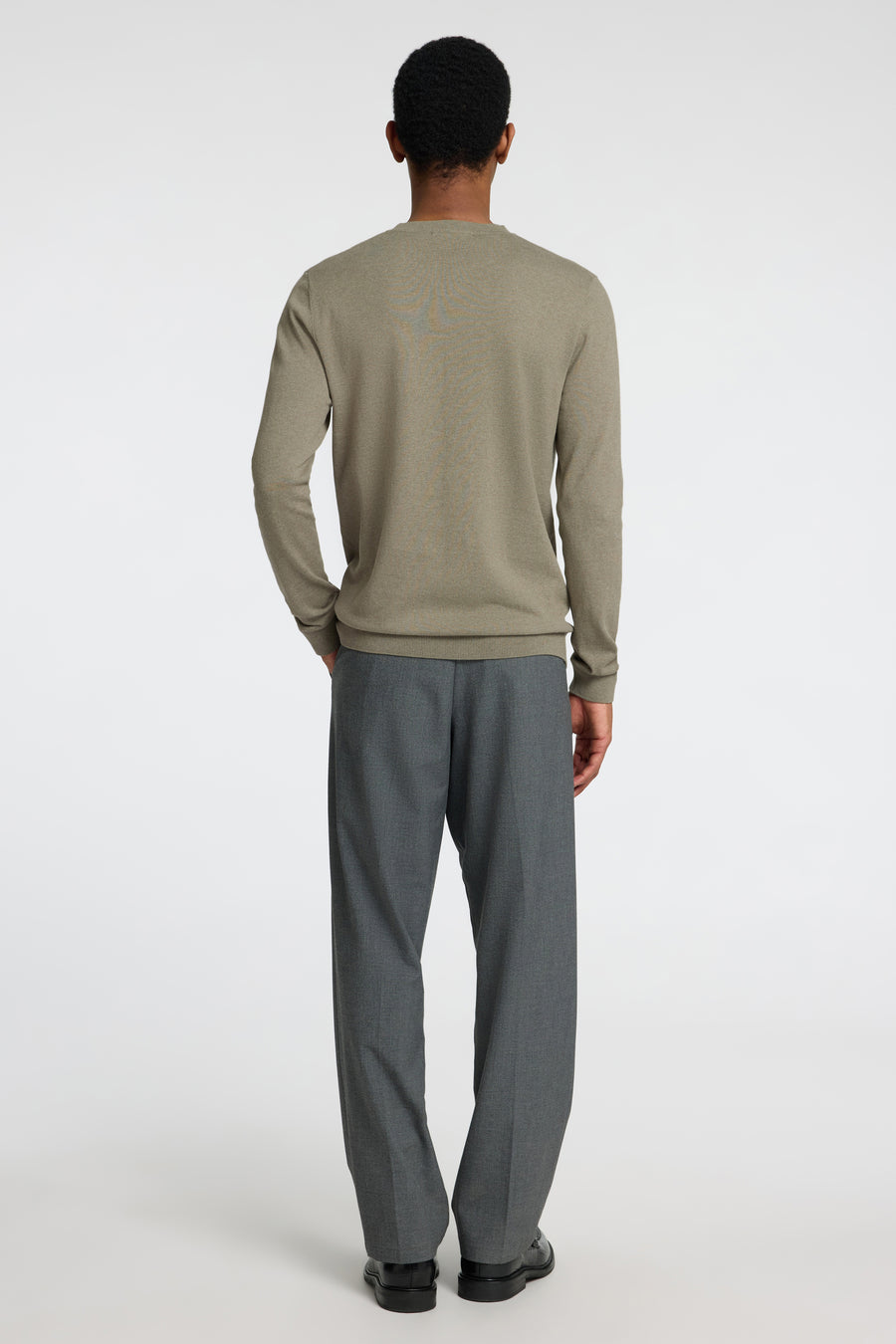 Pull vert SELECTED avec pantalon gris anthracite et chaussures noires, vue de dos.