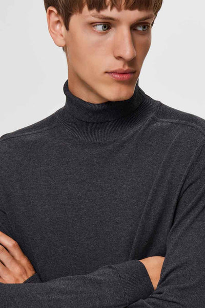 Pull col montant gris de SELECTED, en tricot fin, porté par un homme au teint clair.
