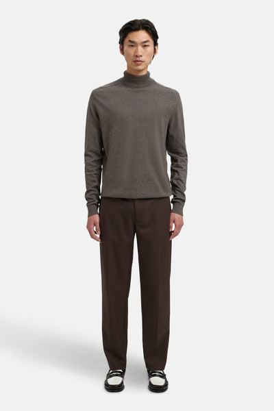Pull à col roulé brun de SELECTED, porté avec un pantalon marron et des mocassins bicolores.