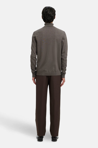 Pull à col roulé brun de SELECTED, porté avec un pantalon marron et des chaussures noires, vue de dos.