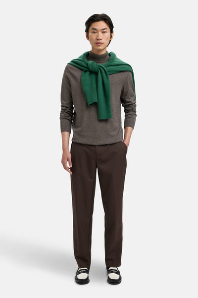 Pull à col roulé brun de SELECTED, porté avec un pantalon marron et un pull vert sur les épaules.
