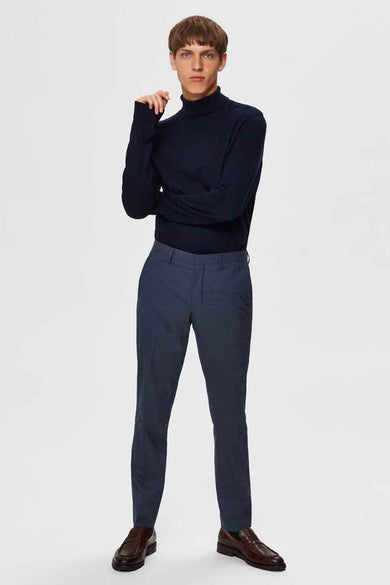 Pull bleu marine à col roulé de SELECTED, porté avec un pantalon bleu et des chaussures marron.