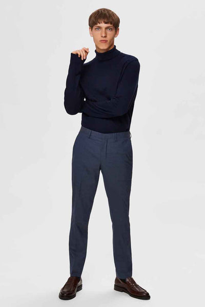 Pull bleu marine à col roulé de SELECTED, porté avec un pantalon bleu et des chaussures marron.