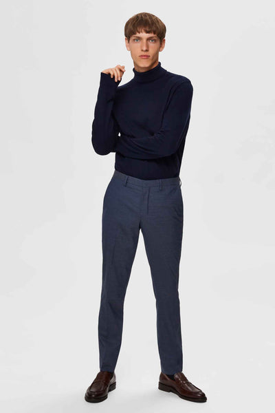 Blauwe coltrui van SELECTED, gedragen met een bijpassende nette broek en bruine leren schoenen.