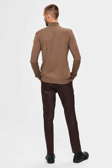 Beige coltrui van SELECTED, gedragen met een bruine broek en zwarte schoenen, achterzijde.