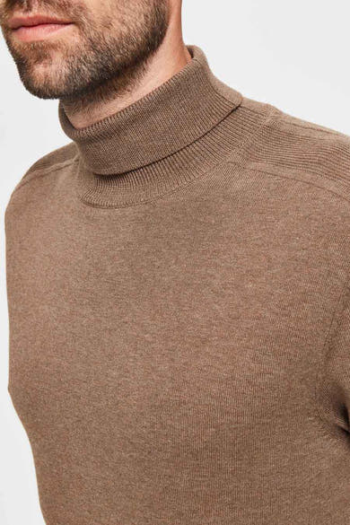 Beige trui met opstaande kraag van SELECTED, in fijne ribgebreide stof.