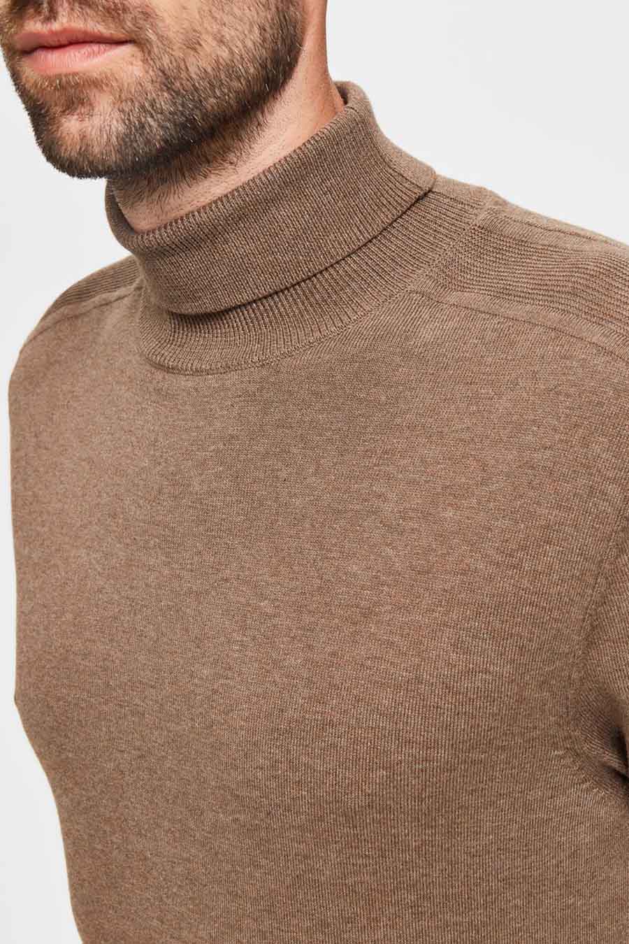 Beige trui met opstaande kraag van SELECTED, in fijne ribgebreide stof.