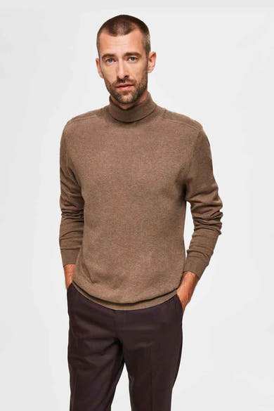 Beige coltrui van SELECTED, gedragen met een effen bruine broek.