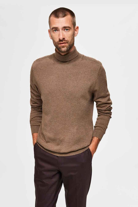 Beige coltrui van SELECTED, gedragen met een effen bruine broek.