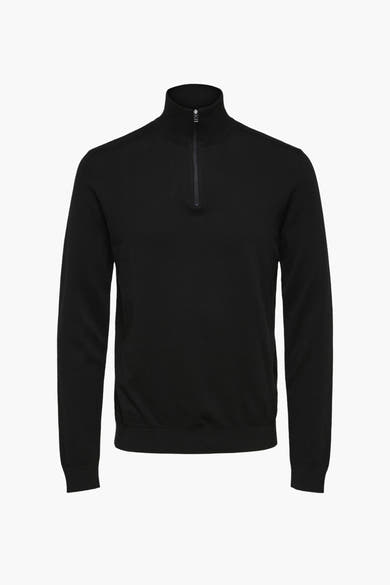 Pull noir à col montant by SELECTED, avec une fermeture éclair discrète sur le devant.