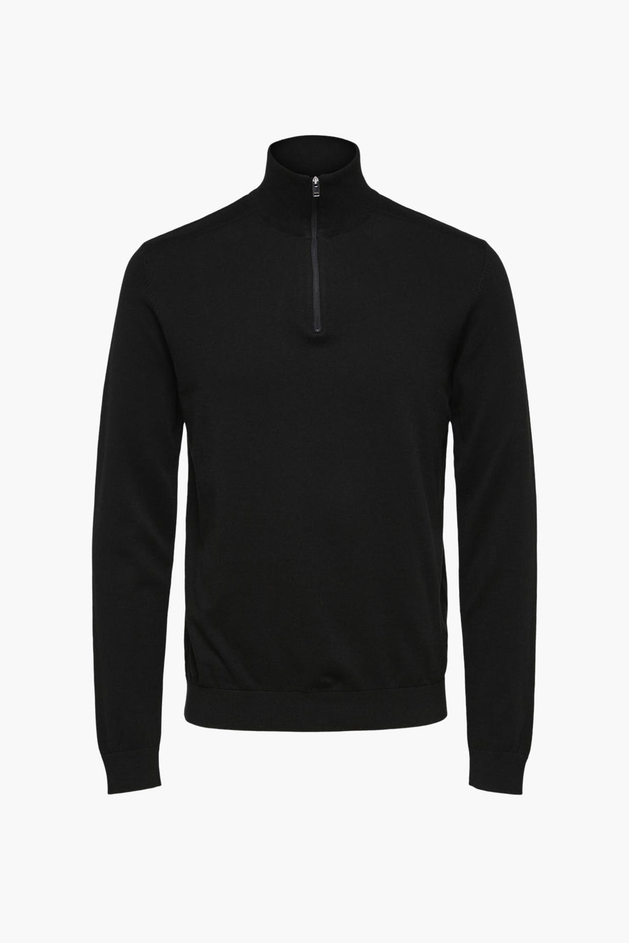 Pull noir à col montant by SELECTED, avec une fermeture éclair discrète sur le devant.