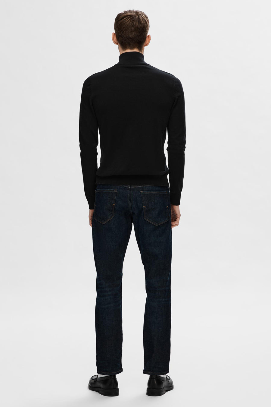 Pull noir col O de SELECTED, porté avec un jean brut et des chaussures noires.