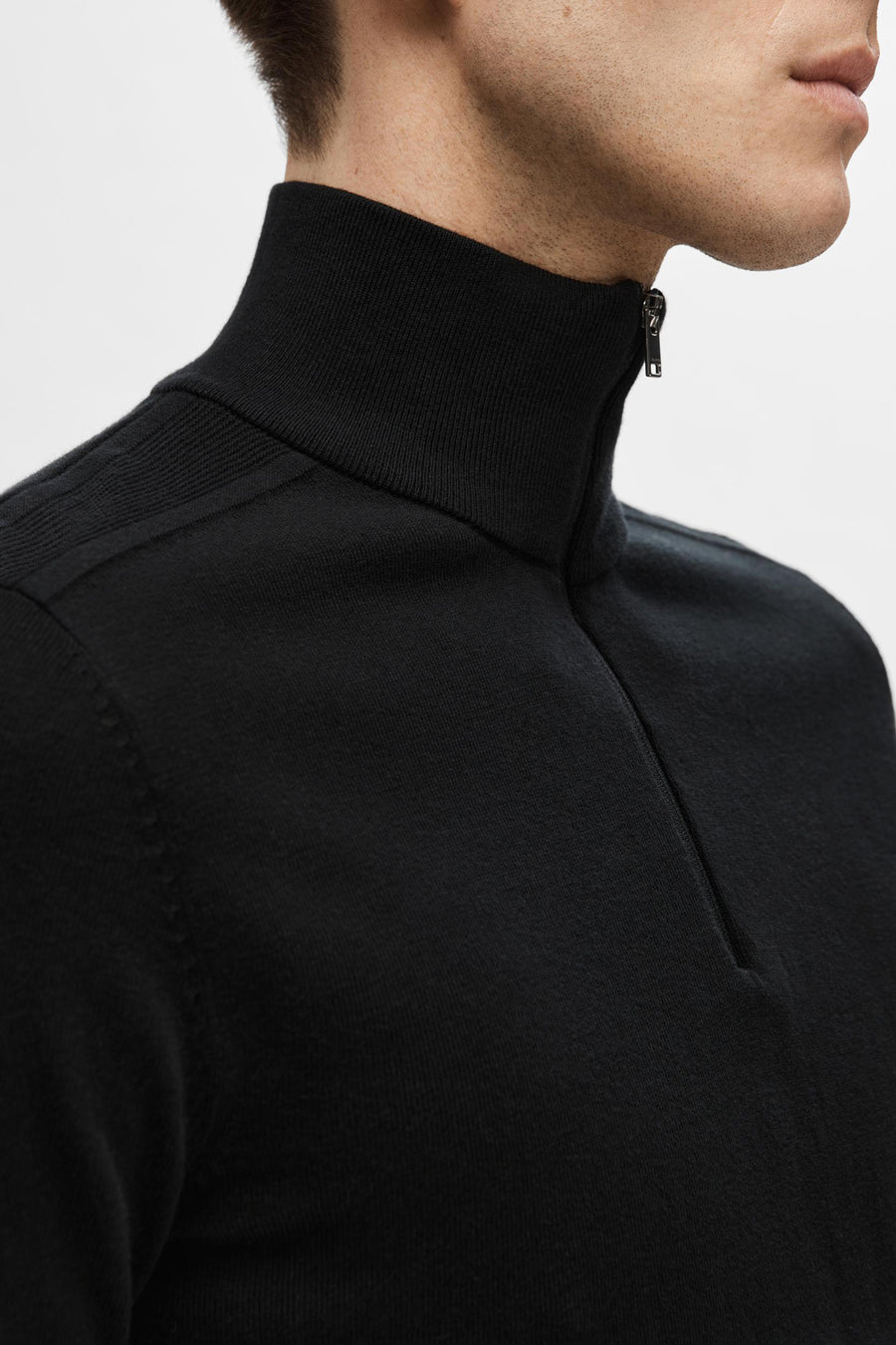 Pull noir à col montant de SELECTED, avec une fermeture éclair courte sur le devant.