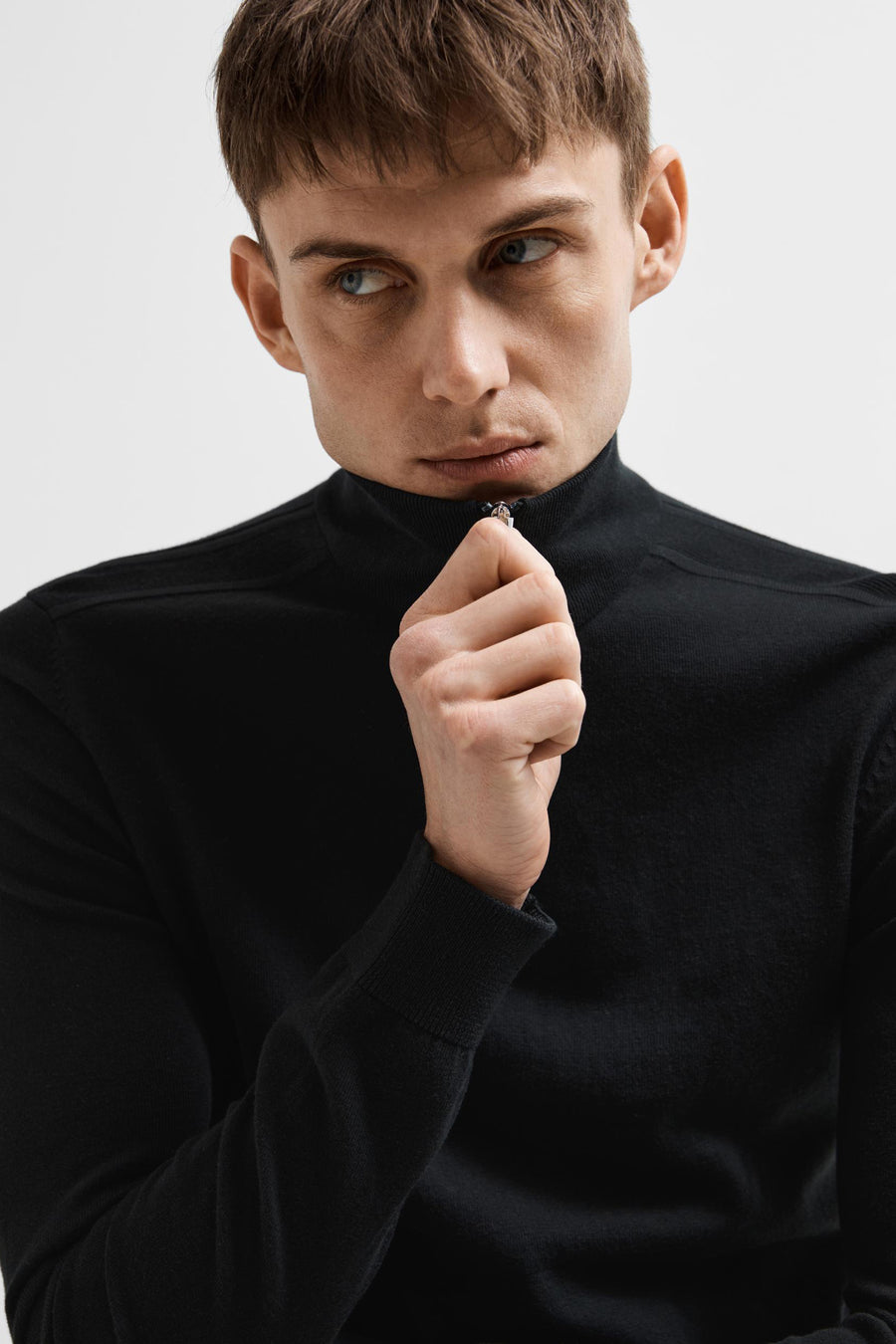 Pull noir de SELECTED, avec col montant et fermeture éclair partielle au niveau du cou.
