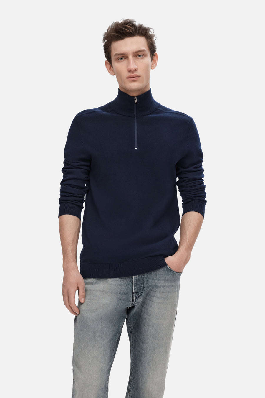 Pull bleu SELECTED avec col montant à demi-fermeture éclair, porté avec un jean décontracté.