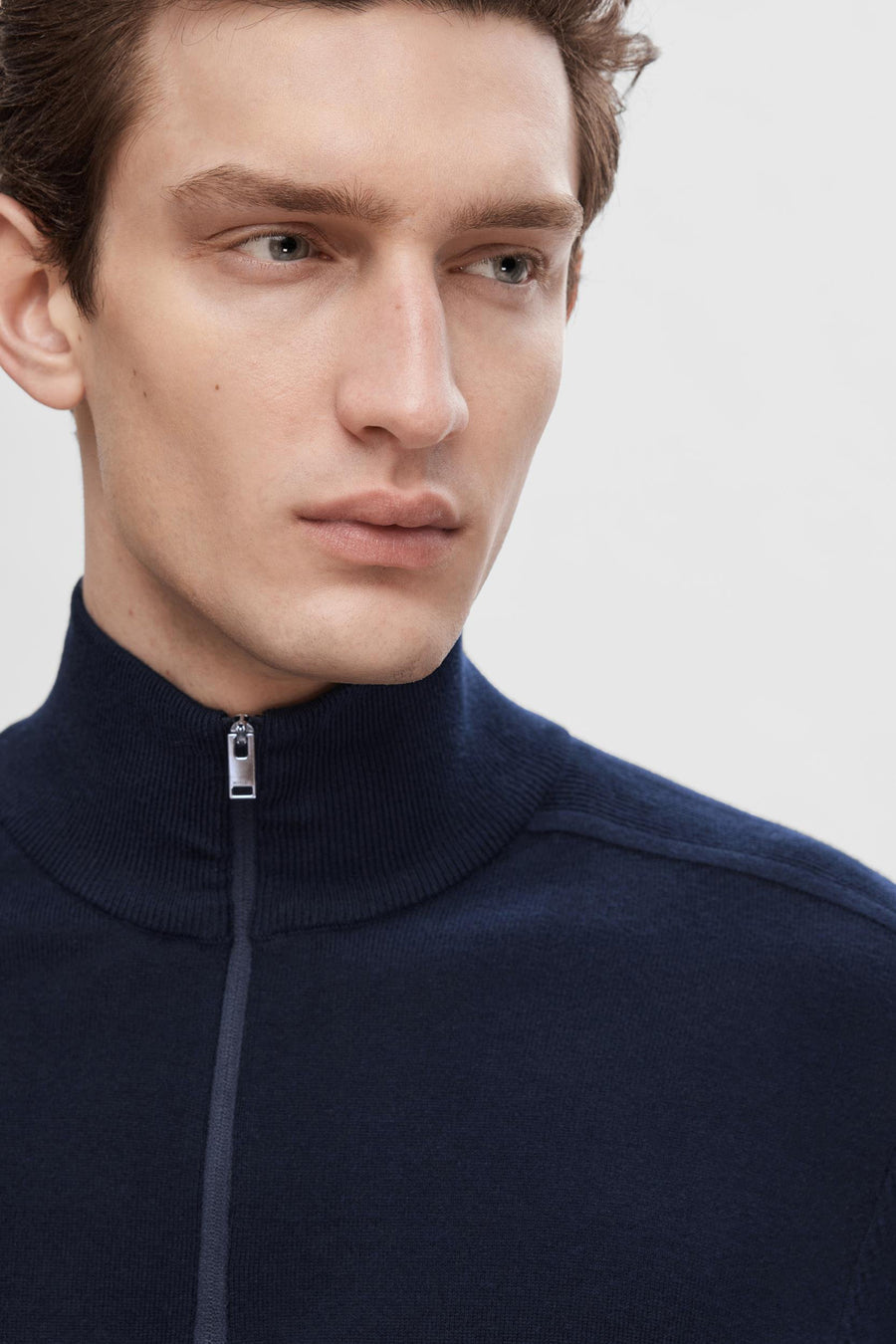Pull bleu de SELECTED, à col montant et fermeture éclair frontale.