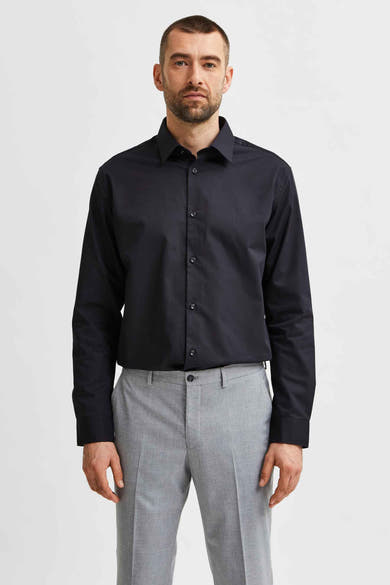 Zwart overhemd met lange mouwen van SELECTED, gedragen met een grijze broek en zwarte loafers.