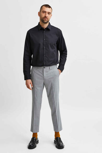 Chemise noire à manches longues de SELECTED, portée avec un pantalon gris et des mocassins noirs.