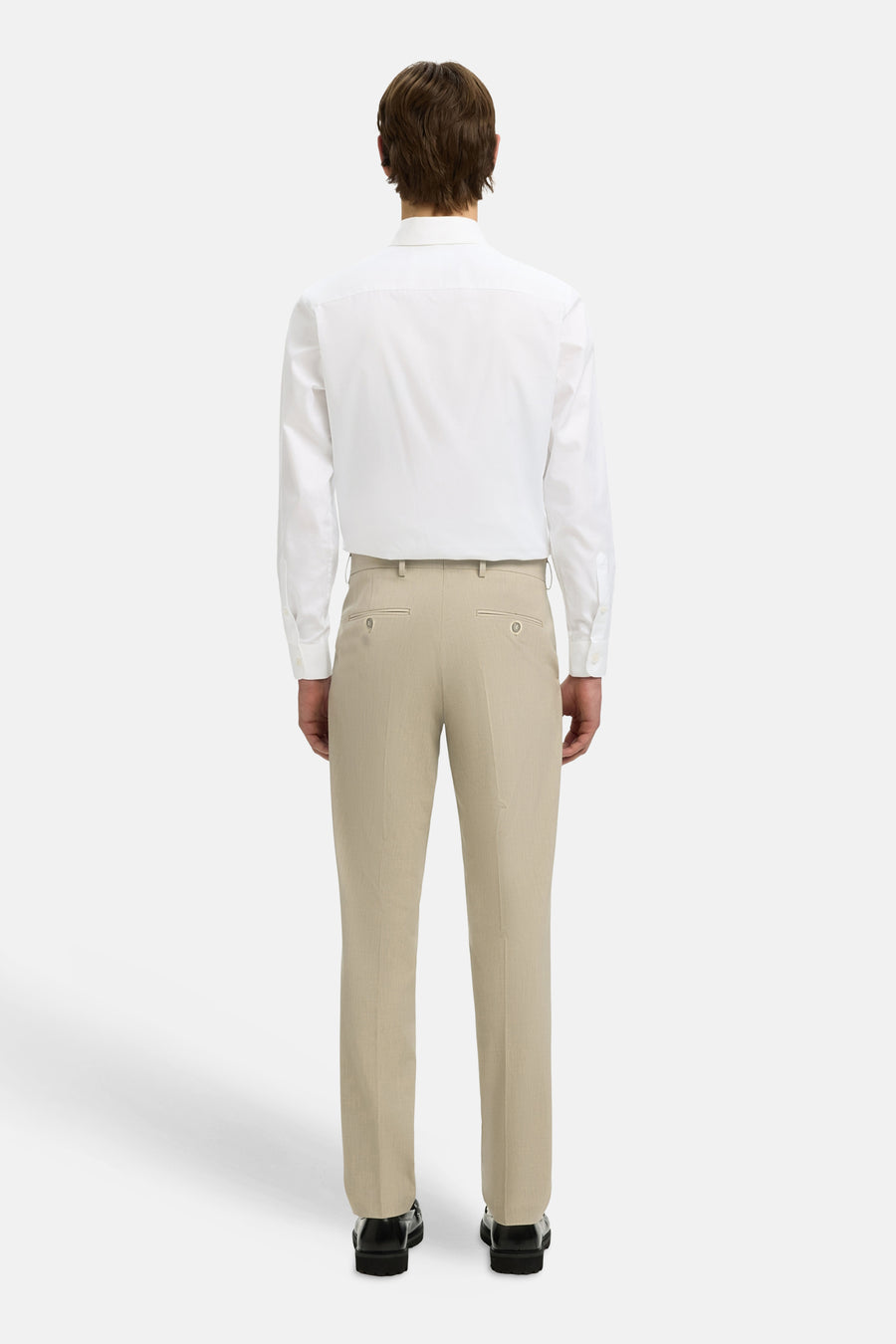 Wit overhemd met lange mouwen van SELECTED, gedragen met een beige broek en zwarte schoenen, van achteren gezien.