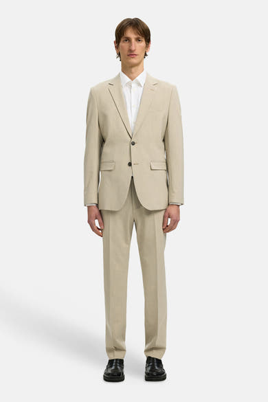 Wit overhemd met lange mouwen van SELECTED, gedragen met een beige pak en glanzende zwarte loafers.