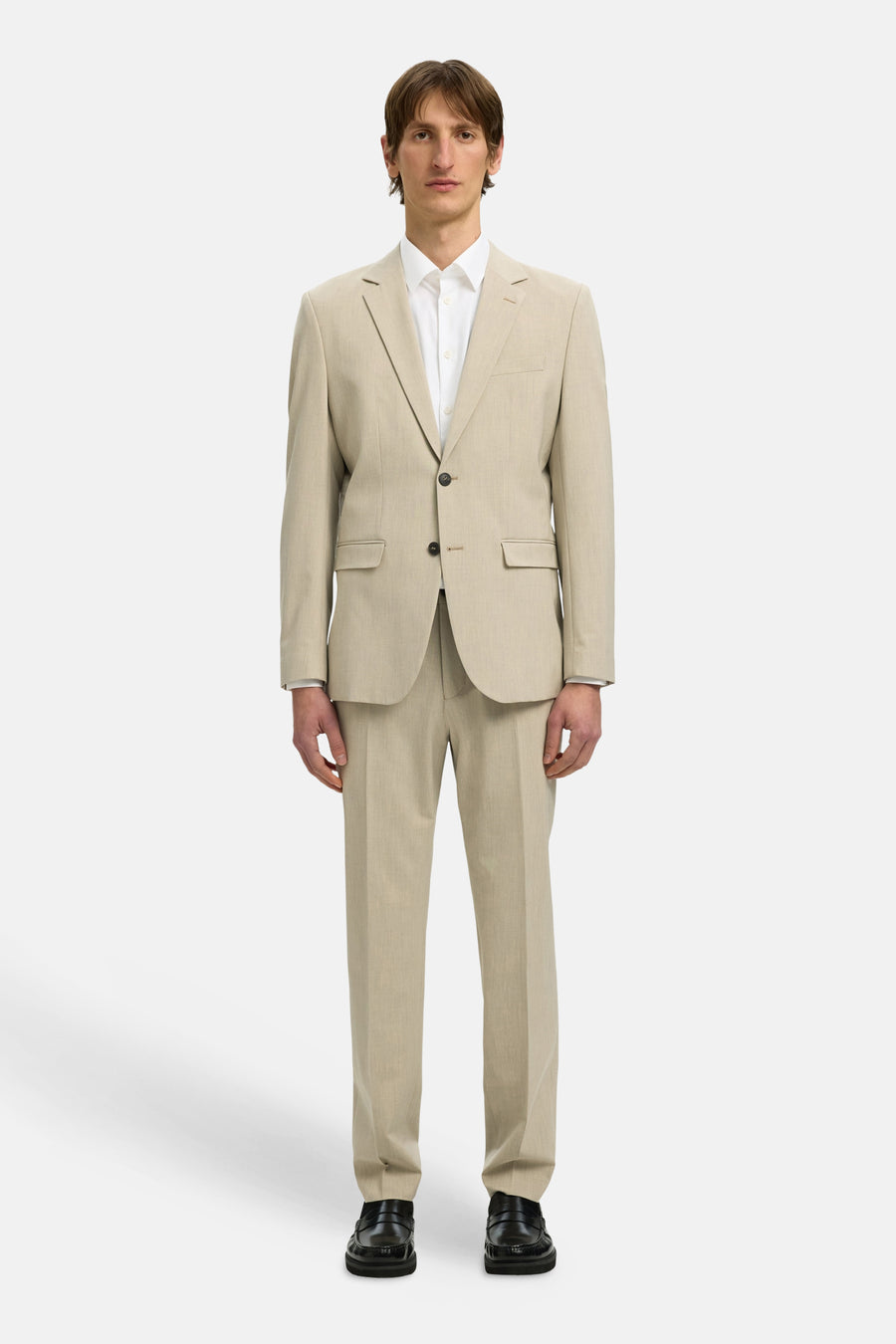 Wit overhemd met lange mouwen van SELECTED, gedragen met een beige pak en glanzende zwarte loafers.