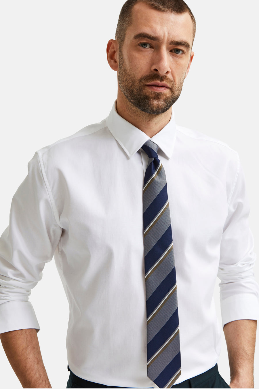 Wit overhemd met lange mouwen van SELECTED, gedragen met een blauw-grijze gestreepte stropdas.