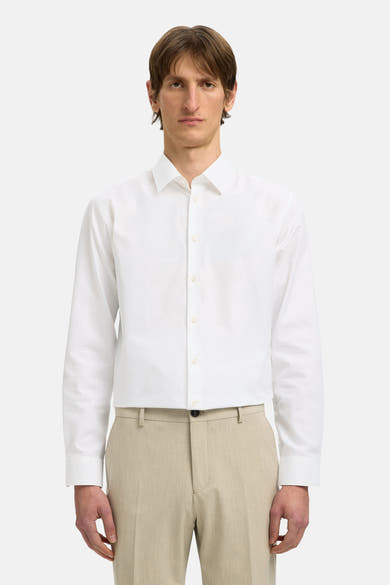 Wit overhemd met lange mouwen van SELECTED, gedragen met een beige broek.