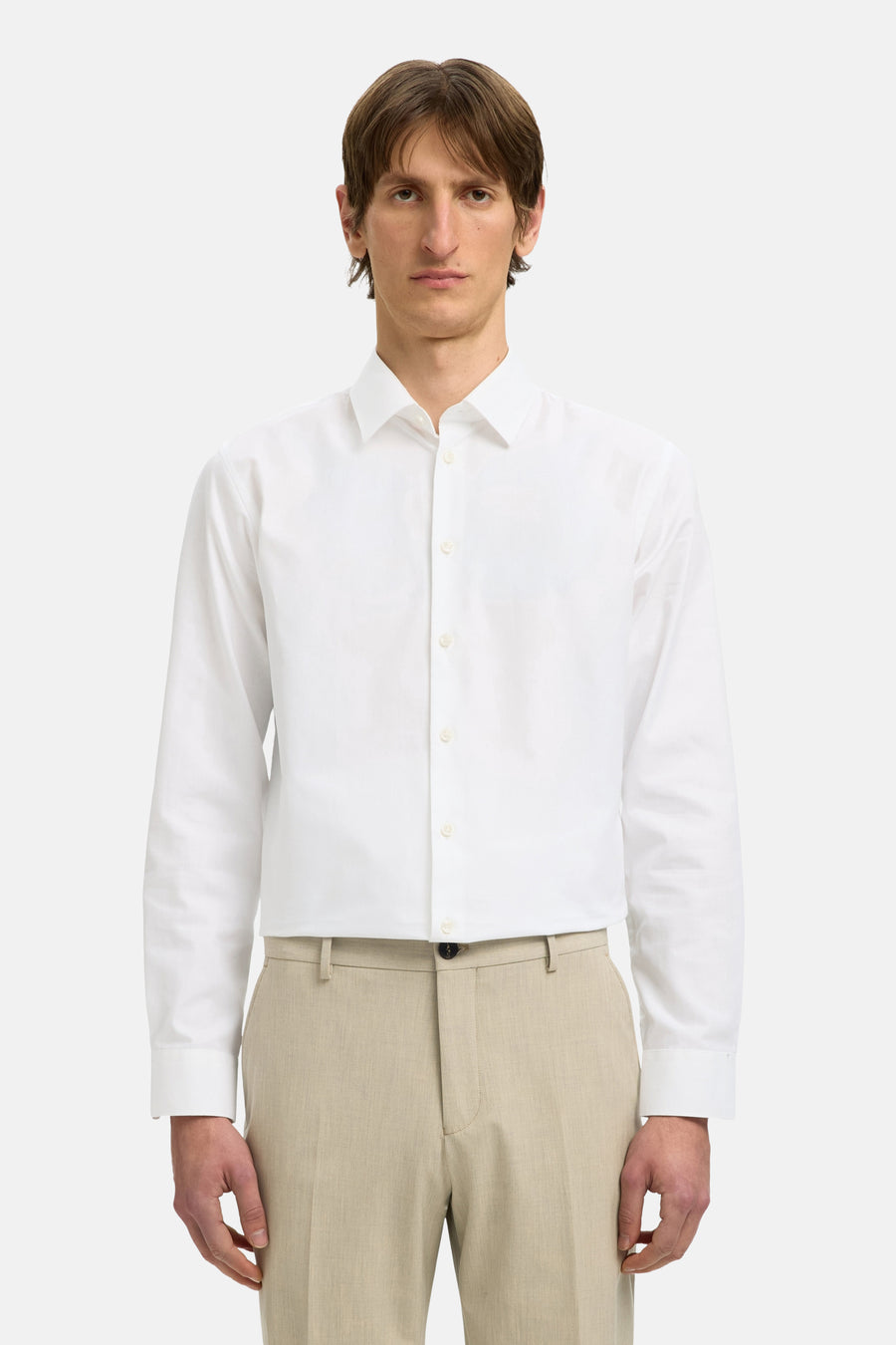 Wit overhemd met lange mouwen van SELECTED, gedragen met een beige broek.