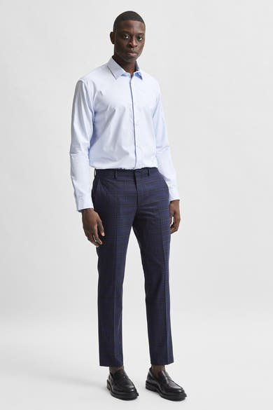 Blauw overhemd met lange mouwen van SELECTED, gedragen met een marineblauwe geruite broek.