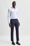 Blauw overhemd met lange mouwen van SELECTED, gedragen met een marineblauwe geruite broek.