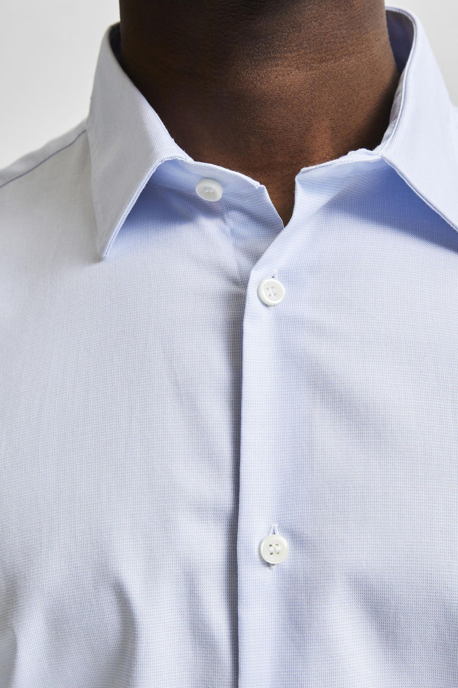 Blauw overhemd met lange mouwen van SELECTED, met witte knopen en een overhemdkraag.