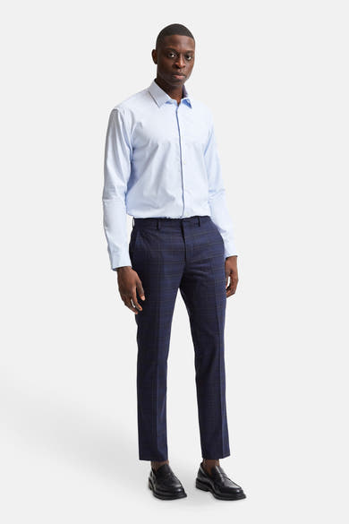 Blauw overhemd met lange mouwen van SELECTED, gedragen met een geruite broek en zwarte loafers.
