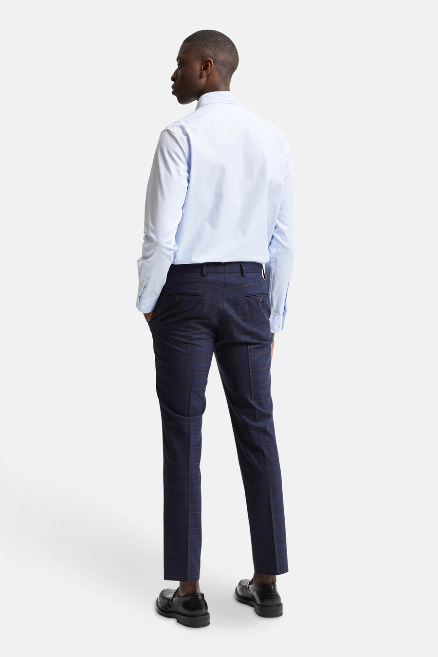 Blauwe blouse met lange mouwen van SELECTED, met marineblauwe geruite broek en zwarte schoenen.